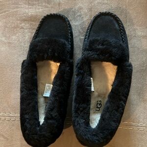 New in box never worn UGG slippers